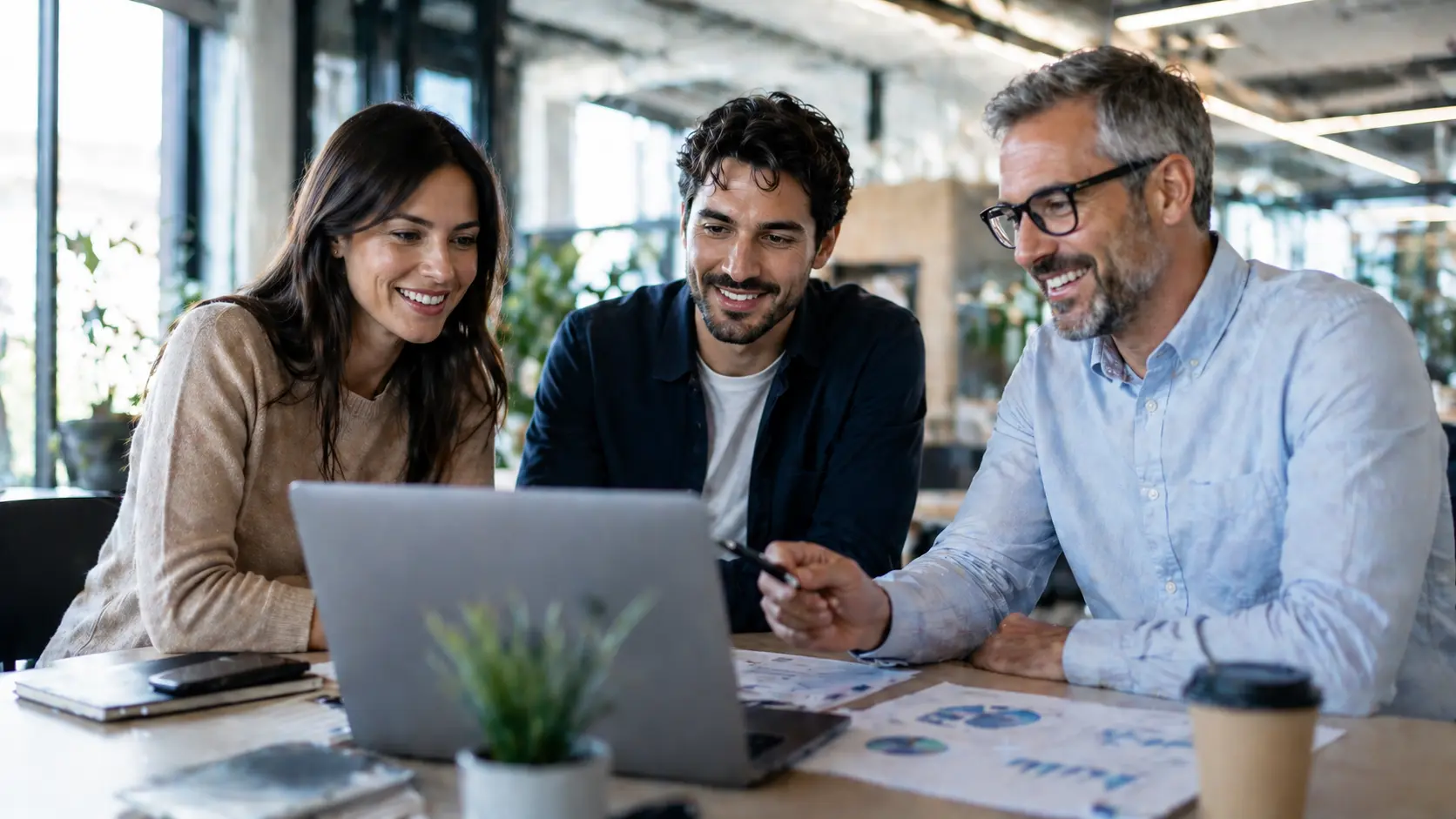 Equipo de Creafin revisando la contabilidad con un cliente