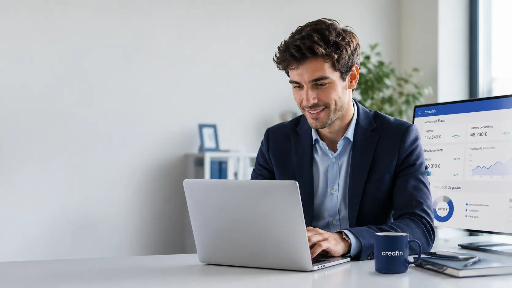 Asesor de Creafin revisando la contabilidad de una sociedad que vende en Amazon